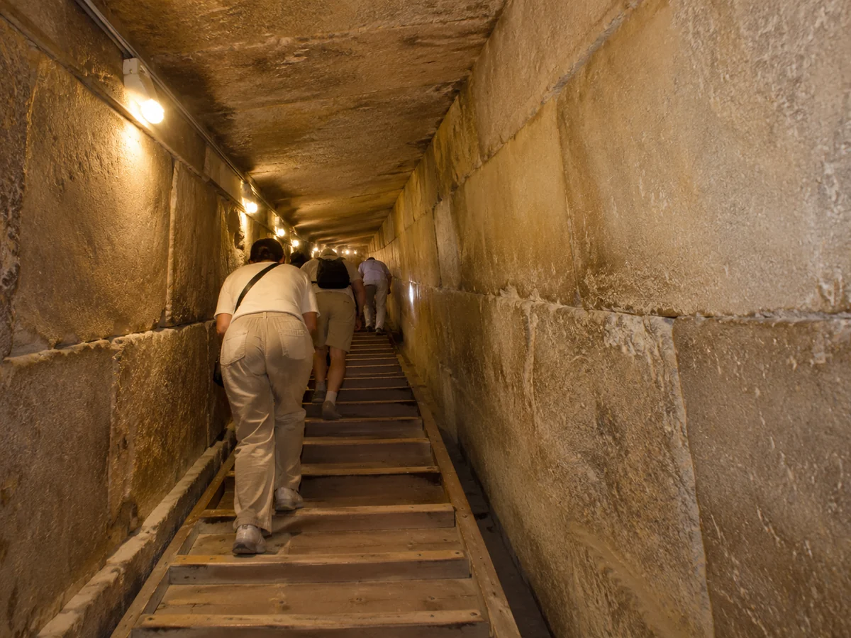 Besucher steigen auf der Holzrampe der Großen Galerie in der Großen Pyramide hinauf